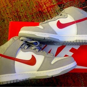Dunk High SE 'Athletic Club - Light Smoke Grey Gym Red'
